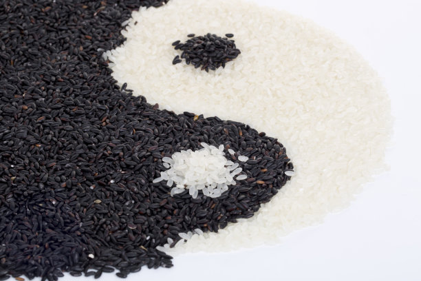阴阳由黑白米制成。特写镜头。素材图片