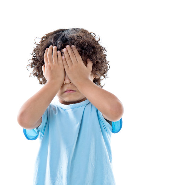 一个亚洲小男孩遮住了白色背景下的眼睛图片下载