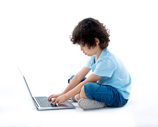 小男孩在用笔记本电脑图片下载