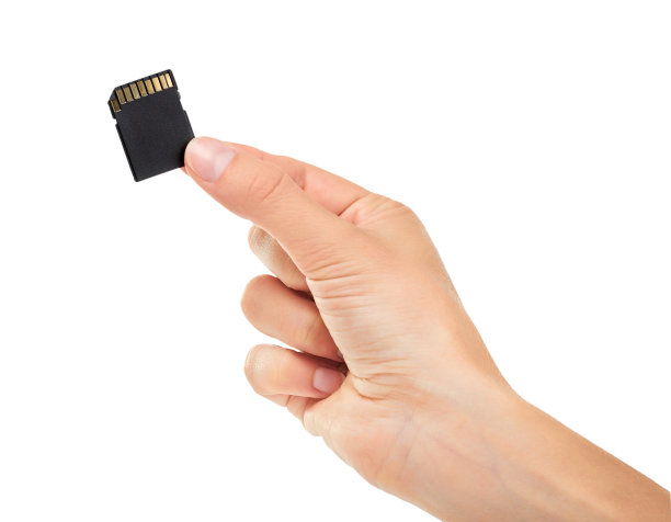 女性手持sd存储卡。在白色背景上隔离图片下载