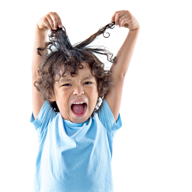 小男孩搔着头素材图片