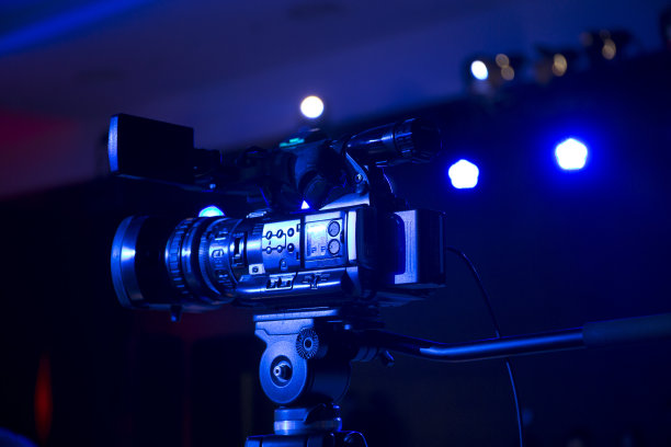在蓝光下，电视摄像机的特写镜头。素材图片
