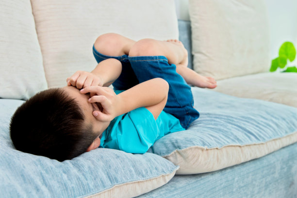 孤独的孩子躺在沙发上图片下载