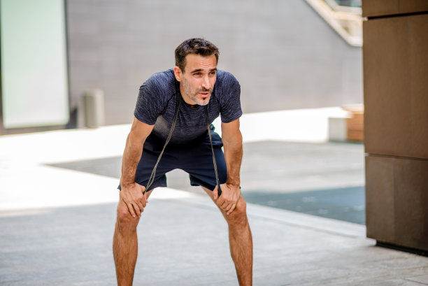 疲惫的运动员在休息。图片下载