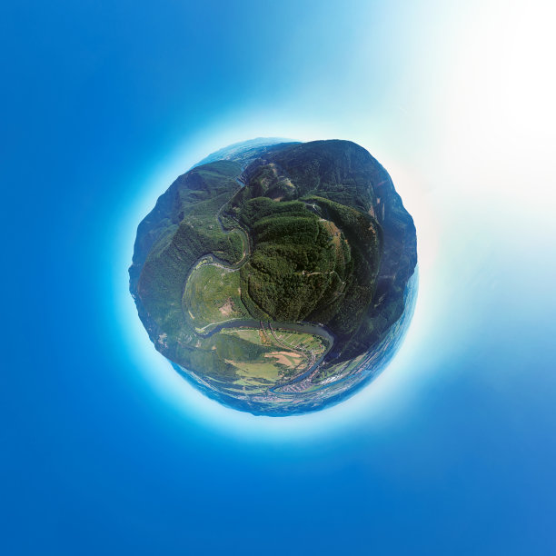 小星球的全景图，多马斯基蜿蜒在瓦格河上，靠近日利纳，斯洛伐克图片下载