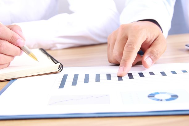 商业人士在讨论这些图表图片下载