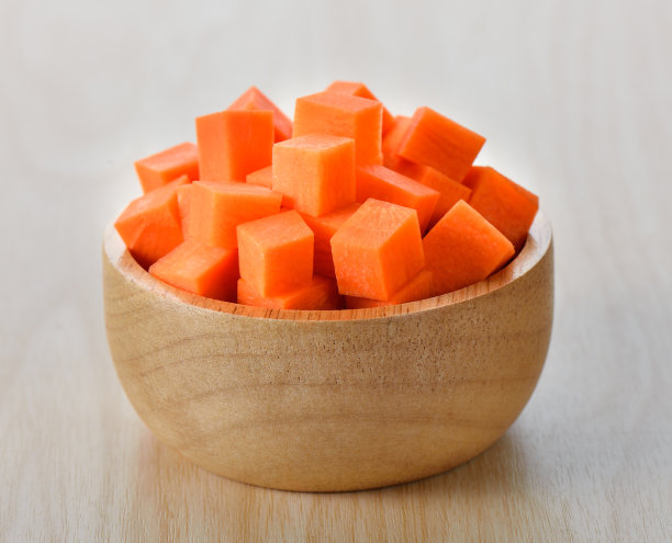 胡萝卜片放在木碗里图片下载