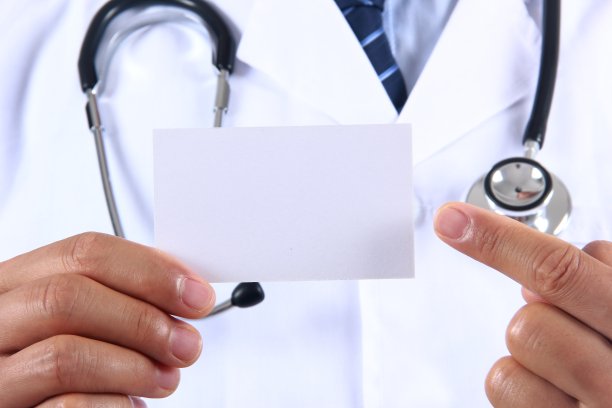 医生手里拿着空白名片图片下载