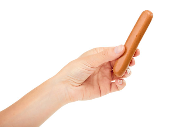 女人手里拿着香肠。在白色背景上隔离图片下载