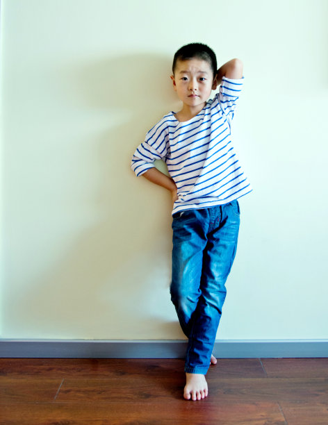 小男孩靠在墙上图片下载