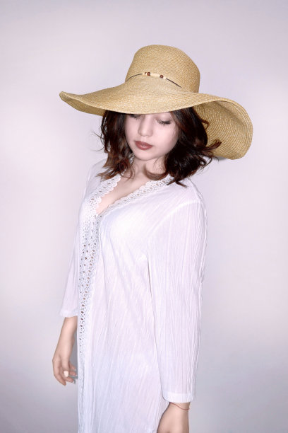 女孩的肖像穿白色束腰外衣和草帽图片下载
