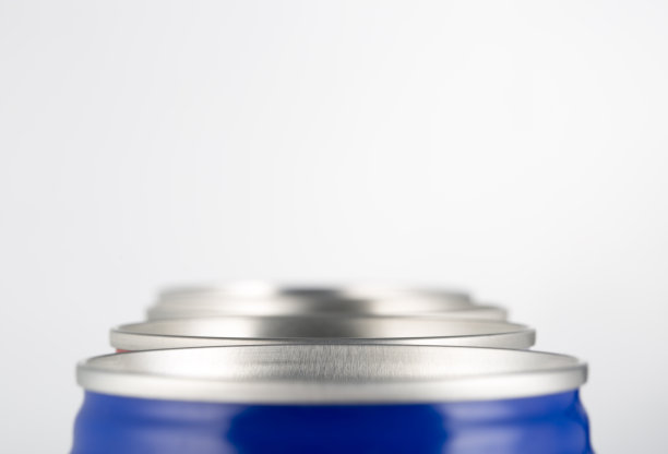 啤酒罐或汽水罐排成一行的特写。图片下载