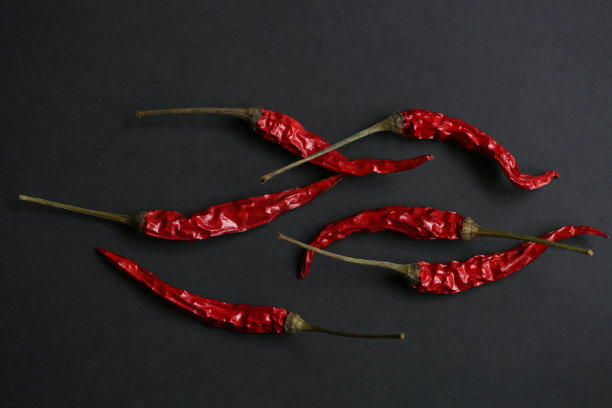 俯视图干红辣椒在黑色的背景。图片下载