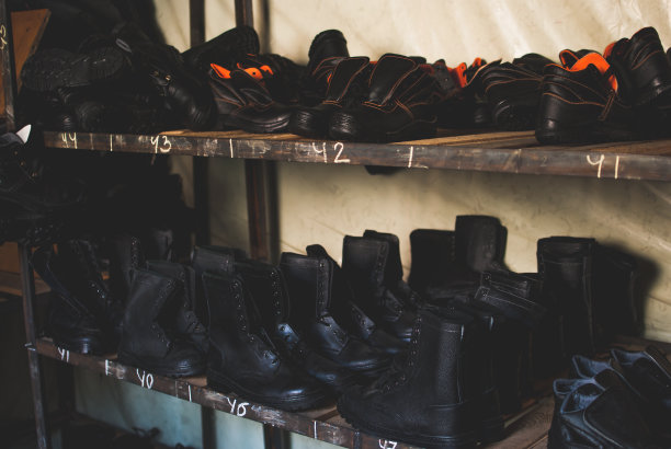 紧急服务部门的工作靴。黑色厚皮鞋图片下载