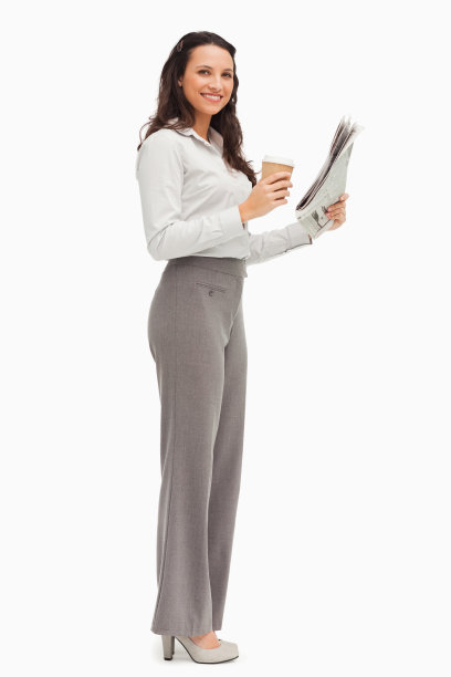 一个拿着报纸和咖啡的员工的肖像图片下载