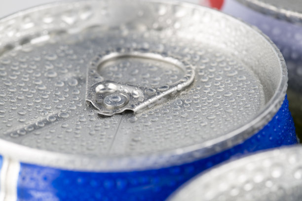 冰冻啤酒与凝结水滴的特写。可以。图片下载