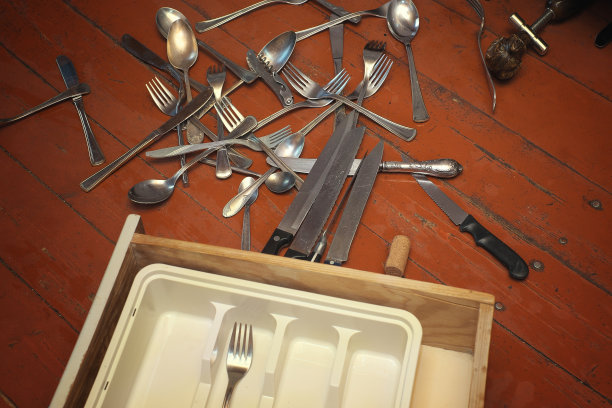 地板上的银餐具图片下载