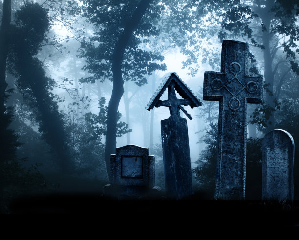 中世纪的石头十字架和墓碑，迷雾森林中的墓地图片下载