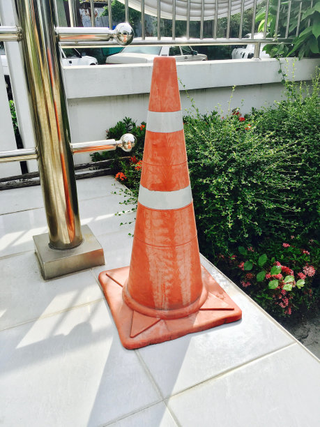 橙色交通锥用于分流交通图片下载