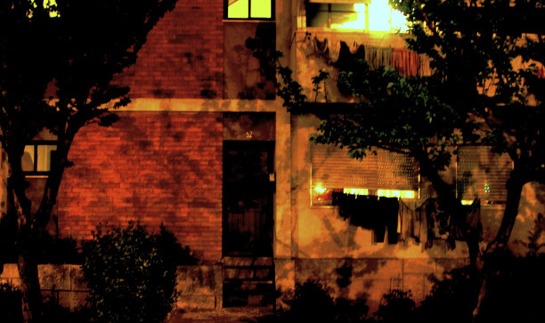 夜间照明建筑物的低角度视图图片下载