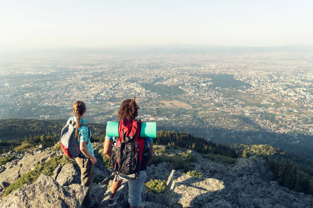男女徒步者在山顶欣赏美景图片下载
