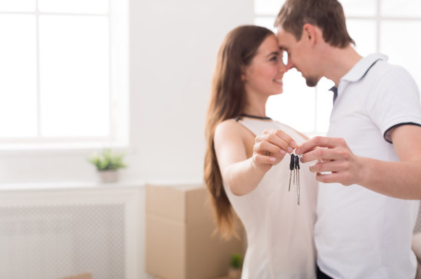 幸福的夫妇拿着他们新家的钥匙图片下载