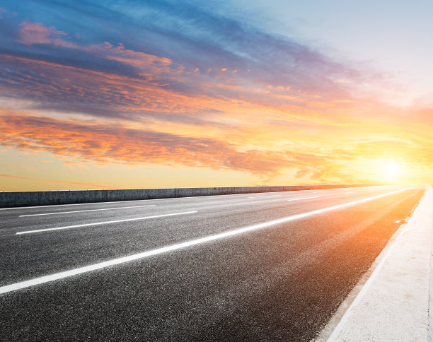 美丽的天空云和柏油路景观图片下载