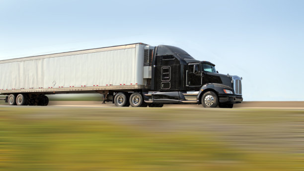半挂车货运，前景模糊，16x9格式素材图片