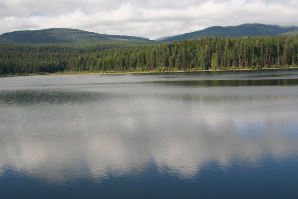 反光的湖图片下载