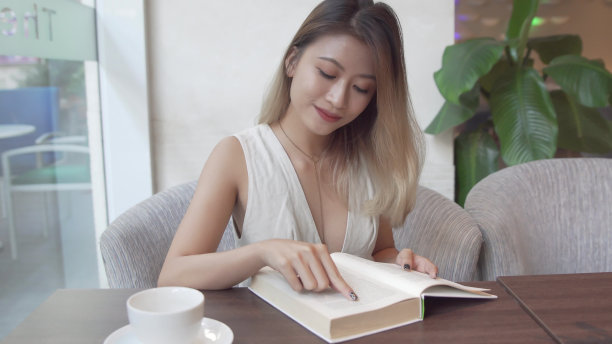 阅读的亚洲女人。素材图片