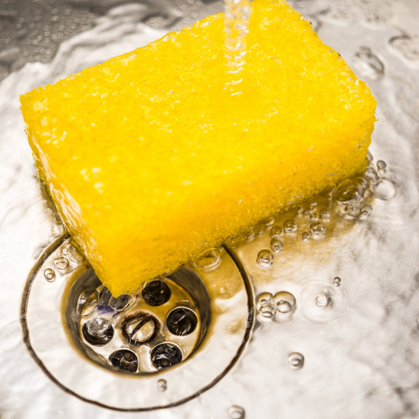 厨房水槽里的黄色海绵靠近图片下载