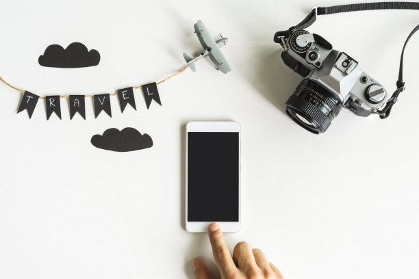 白色背景下的手机复古相机图片下载