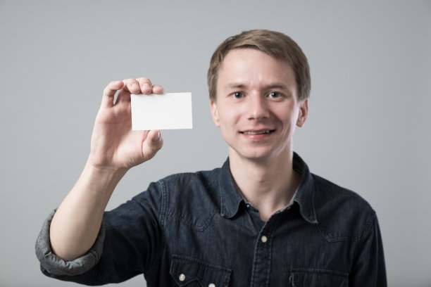 手持空白卡片的人图片下载
