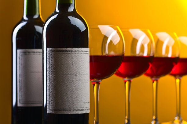 一瓶又一杯的红酒图片下载