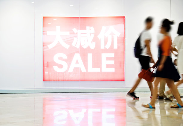 人们走过陈列的橱窗素材图片