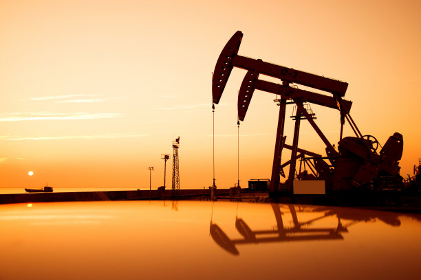 日落时的油泵和钻机图片下载