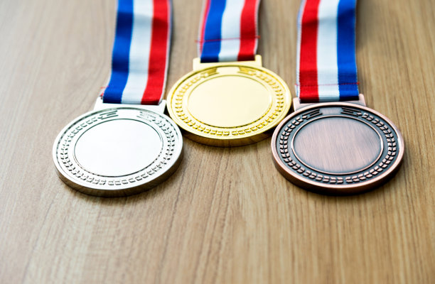 木桌上有金、银、铜牌素材图片