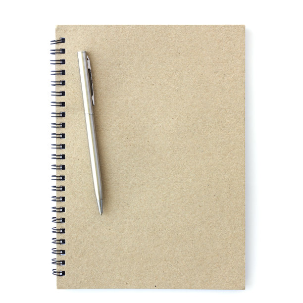 棕色日记本和钢笔在顶视图上的白色图片下载