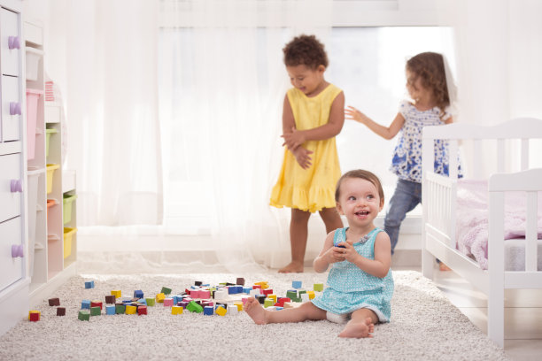 三个小女孩在游戏室里玩。图片下载