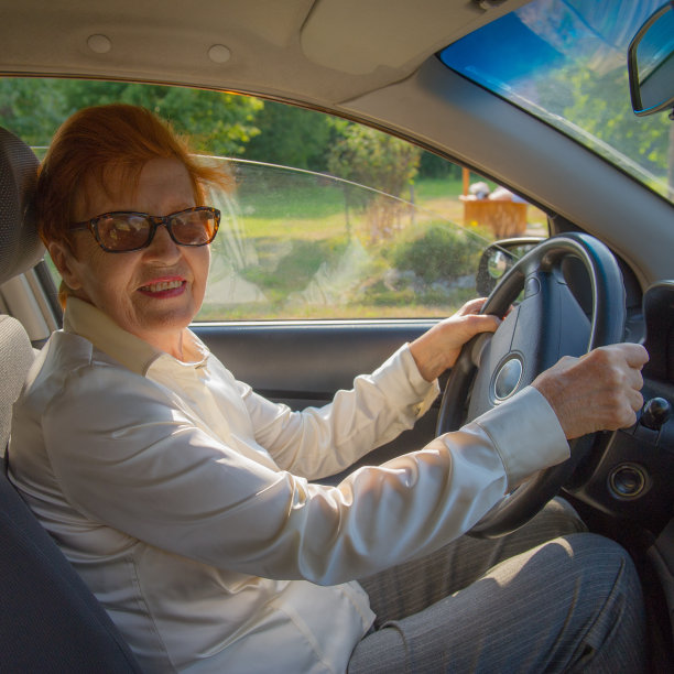 处于开车年龄的女人。图片下载