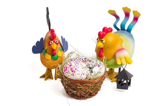 有鹌鹑蛋和一只玩具鸡的篮子，作为2017年的象征图片下载