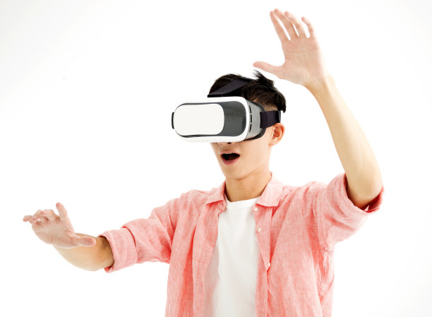 兴奋的年轻人与VR头盔图片下载