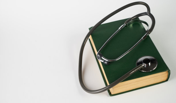用听诊器诊断一本医学书籍图片下载