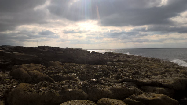 阳光照在岩石的水池上图片下载