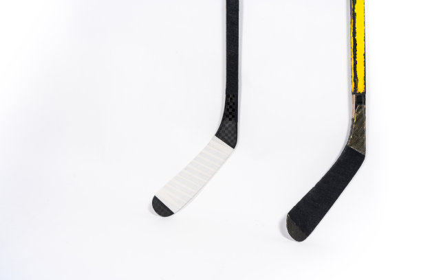 冰球和曲棍球棒在孤立的白色背景，复制空间。图片下载