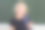 快乐的小女生背着书包在教室里的黑板旁边。回到学校。图片下载