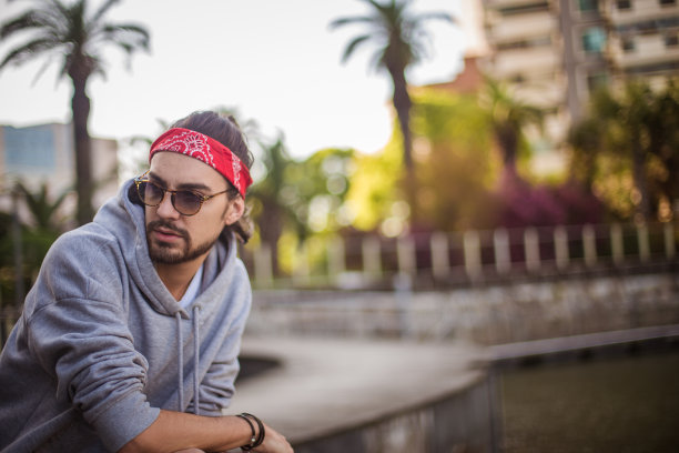 迷人的城市人图片下载