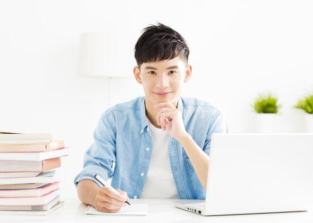 年轻的学生在客厅学习素材图片