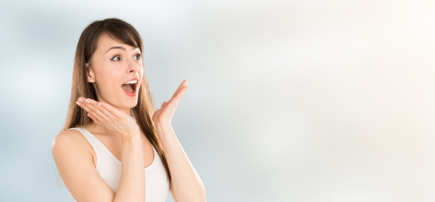 年轻人搬进了一套新公寓。图片下载