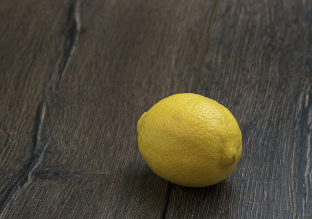 旧木桌上放着新鲜柠檬图片下载